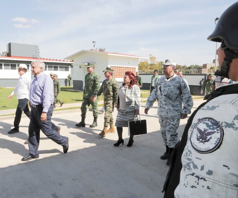 El presidente Andrés Manuel López Obrador encabezó ayer la inauguración del cuartel de la Guardia Nacional en Tepatitlán, Jalisco, donde exhortó a los elementos de seguridad a trabajar con apego a los derechos humanos. Foto: PRESIDENCIA