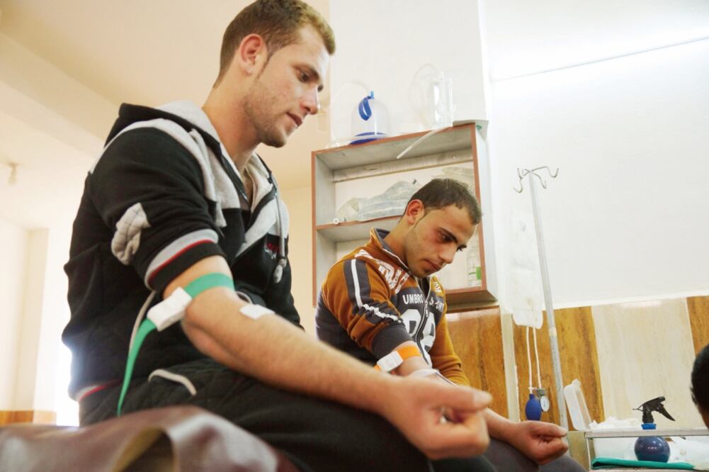 Sirios donan sangre en un hospital de Deraa, contro lada por los rebeldes (ALAA AL-FAQIR. REUTERS)