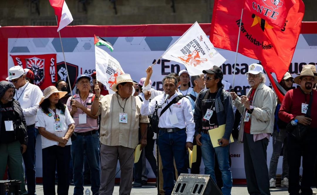 Integrantes de la CNTE protestan en el Zócalo capitalino y exigen diálogo con la presidenta Claudia Sheinbaum (01/05/2026). Foto: Hugo Salvador / EL UNIVERSAL