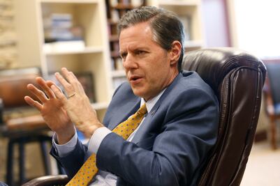 Presidente de universidad de Virginia insta a estudiantes a armarse