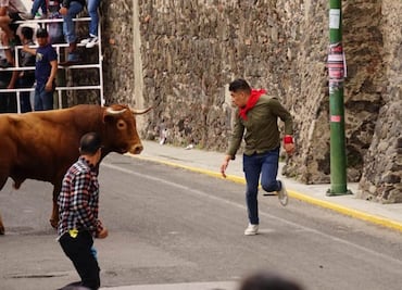 Encierros taurinos en Tlaxcala dejan 4 heridos por ataque de toro; uno permanece grave