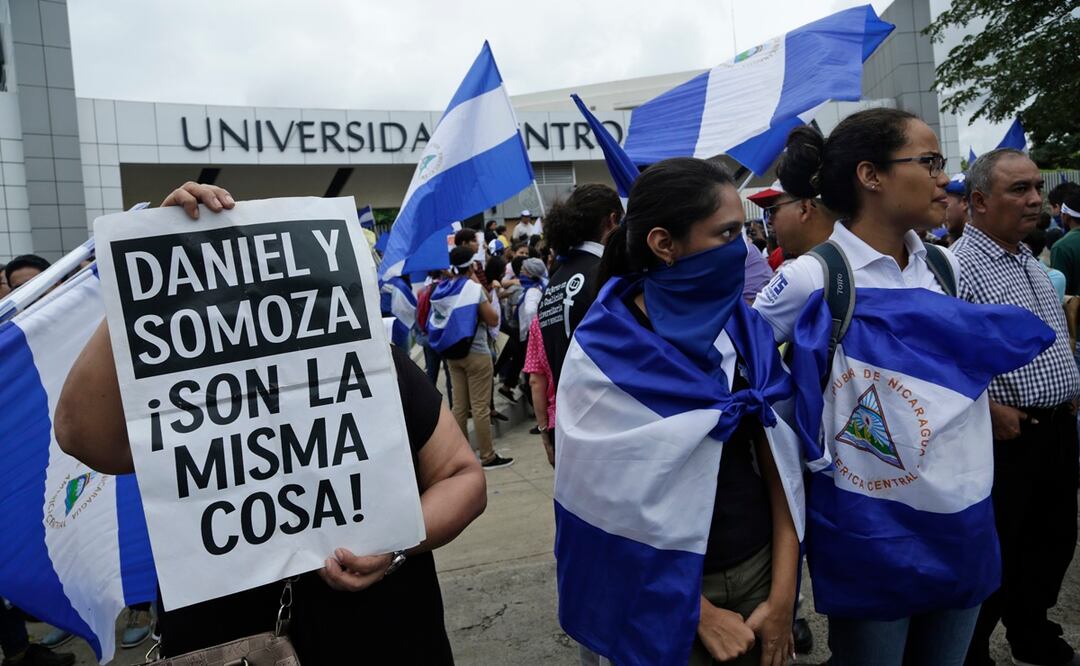 Manifestantes protestan fuera de la jesuita Universidad Centroamericana de Nicaragua, UCA. Foto: AP