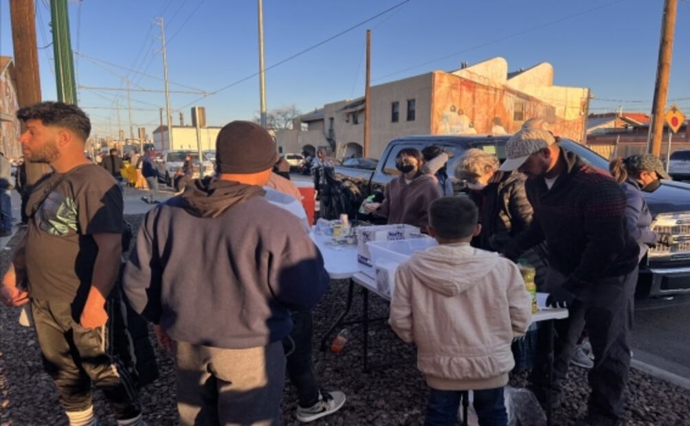 Envían buses con decenas de migrantes desde El Paso a Nueva York y Chicago
