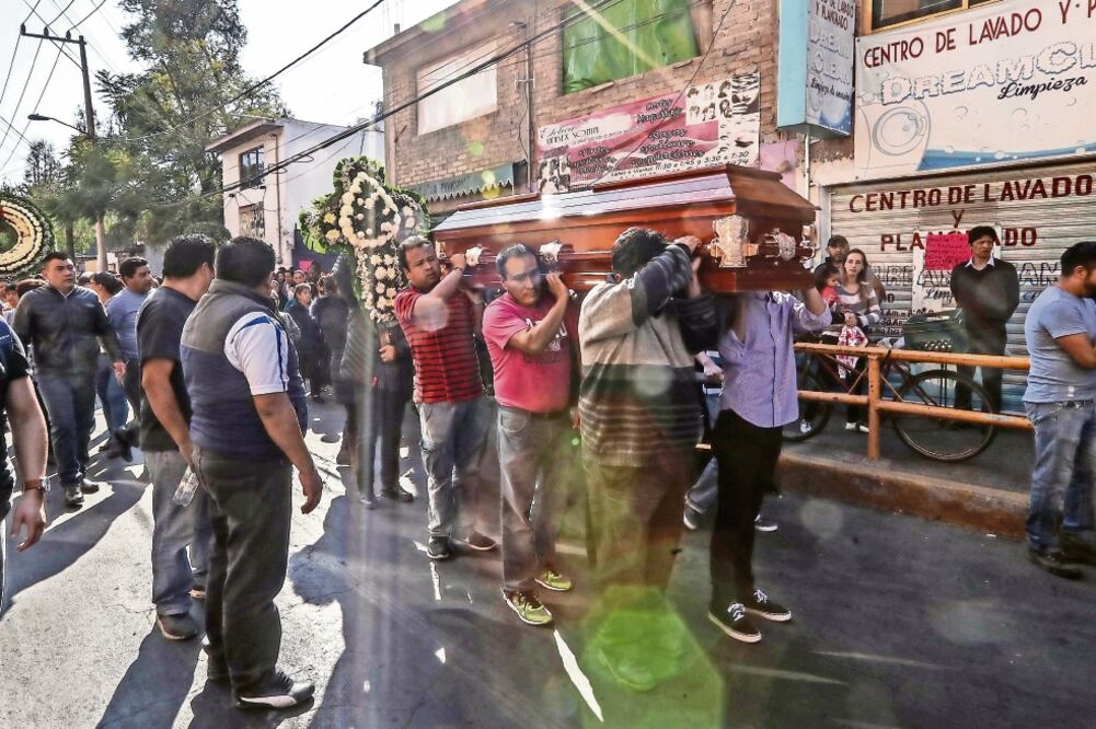 Durante la caminata hacia el panteón los asistentes lanzaron consignas en las que pedían justicia para el joven. Comentaron que los ladrones no eran del rumbo “porque todos conocían y respetaban a Gerardo en el barrio”. (GERMAN ESPINOSA. EL UNIVERSAL)