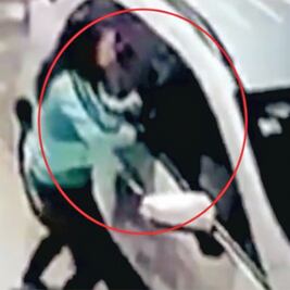 Captan a mujer en cristalazo a camioneta y la liberan