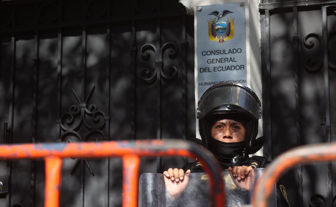 Manifestantes se reúnen a las afueras de la Embajada de Ecuador en la Ciudad de México para protestar por la irrupción de fuerzas de seguridad en la Embajada Mexicana en Quito, Ecuador (06/04/2024). Foto: Edgar Negrete/ Cuartoscuro