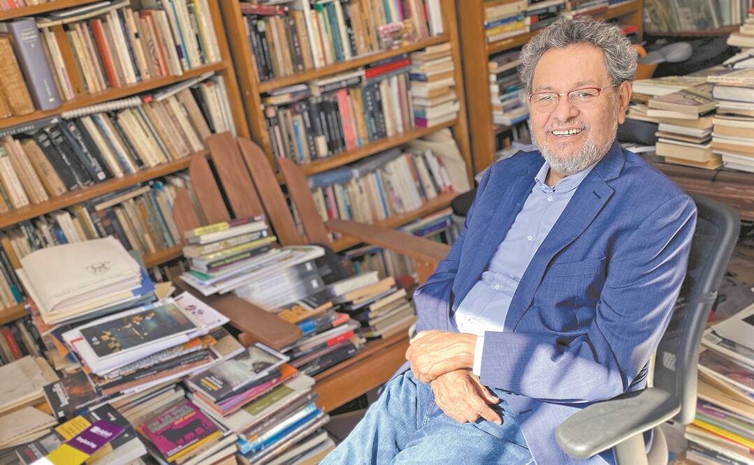 El escritor Élmer Mendoza entre sus libros, en su casa, en Culiacán. El retrato fue tomado por su esposa Leonor Quijada Franco. Foto: CORTESÍA: LEONOR QUIJADA FRANCO