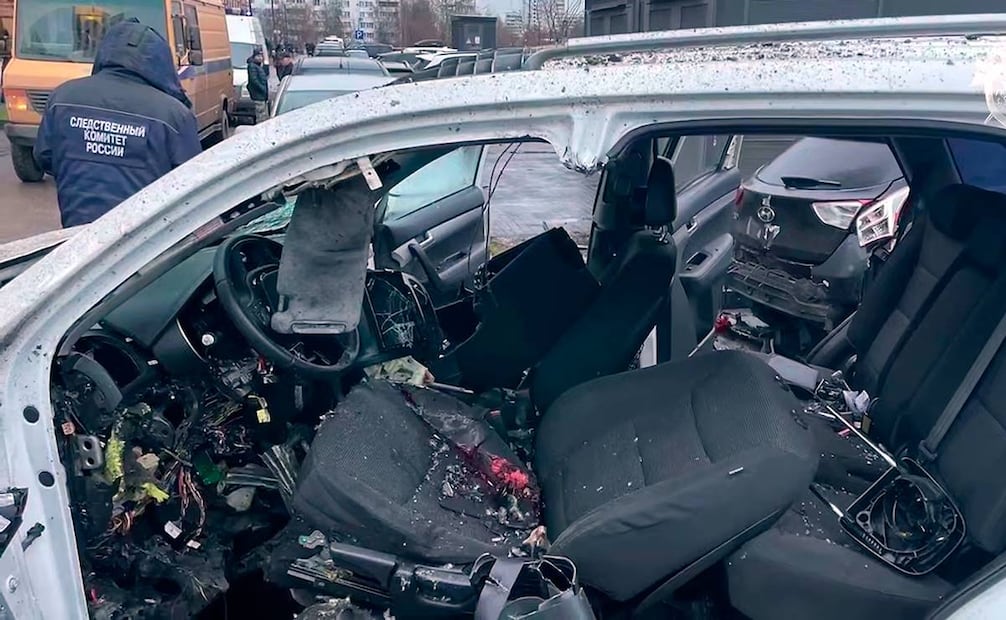 Esta imagen tomada de un video proporcionado por el Comité Investigador de Moscú el lunes 22 de diciembre de 2025 muestra la escena donde el teniente general Fanil Sarvarov, jefe del Directorio de Entrenamiento Operacional del Estado Mayor de las Fuerzas Armadas Rusas fue asesinado por un dispositivo explosivo colocado bajo su auto, en Moscú. Foto: AP