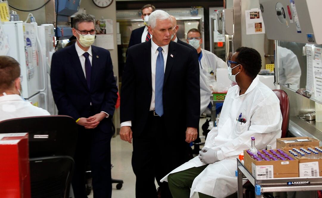 Mike Pence durante visita a un hospital en Estados Unidos (Fotos: AP)