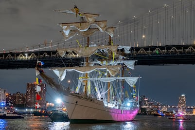 Piloto de NY, encargado de maniobras del velero