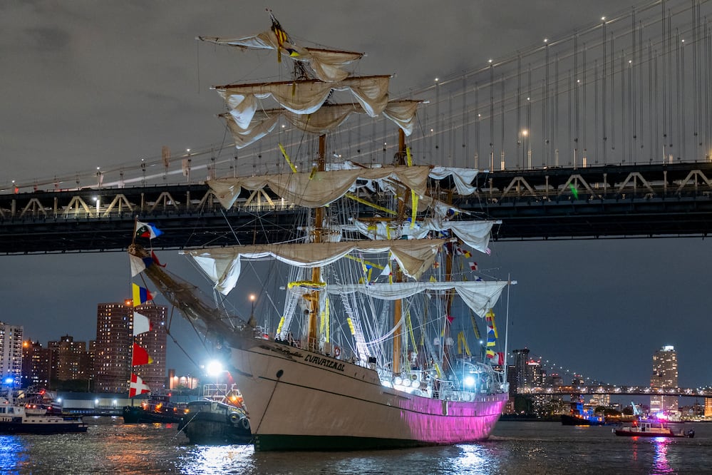 Choque del Buque Cuauhtémoc contra puente de Brooklyn. Foto: EFE/ Angel Colmenares