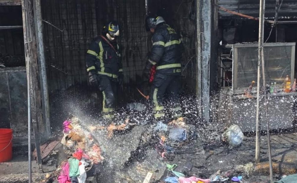 Falla en manguera de gas provoca incendio en dos puestos de Iztapalapa; atienden a una persona por inhalación de humo.
Foto: Especial.
