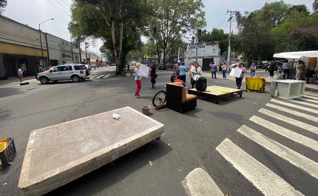 Con sillones y colchones los manifestantes crearon una barrera para impedir el paso de los vehículos en ambos sentidos en espera de ser atendidos por las autoridades correspondientes este 17 de septiembre de 2024. Foto: Juan Carlos Williams/EL UNIVERSAL