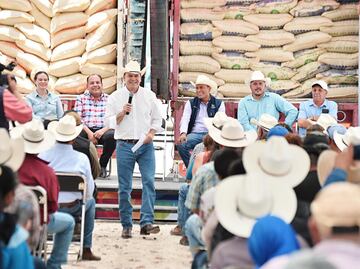 Para mitigar estragos de la sequía, gobernador de Durango entrega 120 toneladas de semilla de avena para la siembra