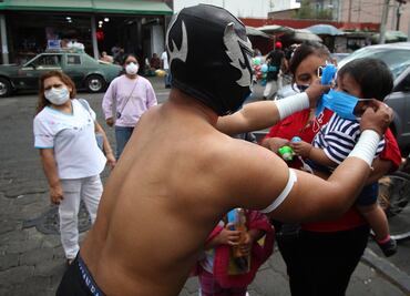 Luchadores “Combaten” la pandemia en Xochimilco