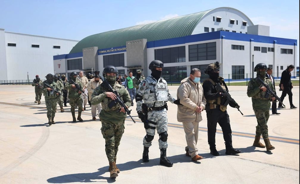 Desde las instalaciones militares de Santa Lucía, en ocho aeronaves, cinco del Ejército y tres de la Marina, se realizó la entrega masiva de capos a Estados Unidos. Foto: especial
