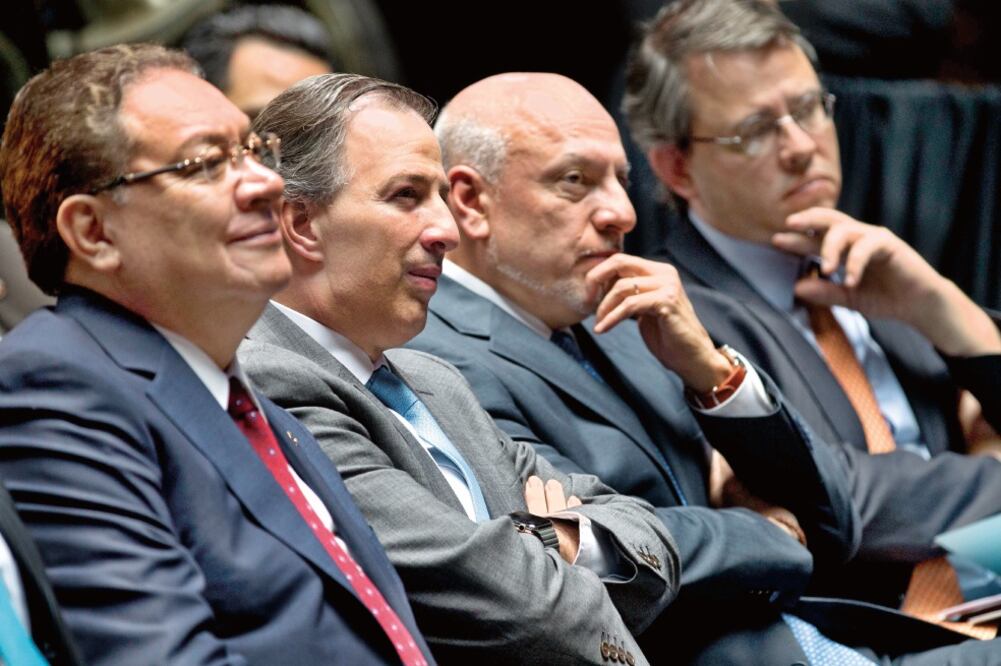 José Antonio Meade, secretario de Hacienda (segundo de izquierda a derecha), acompañado por diversos funcionarios, durante el anuncio de estímulos fi sca les para la inversión tecnológica de compañías en México (JENIFER NAVA. EL UNIVERSAL)