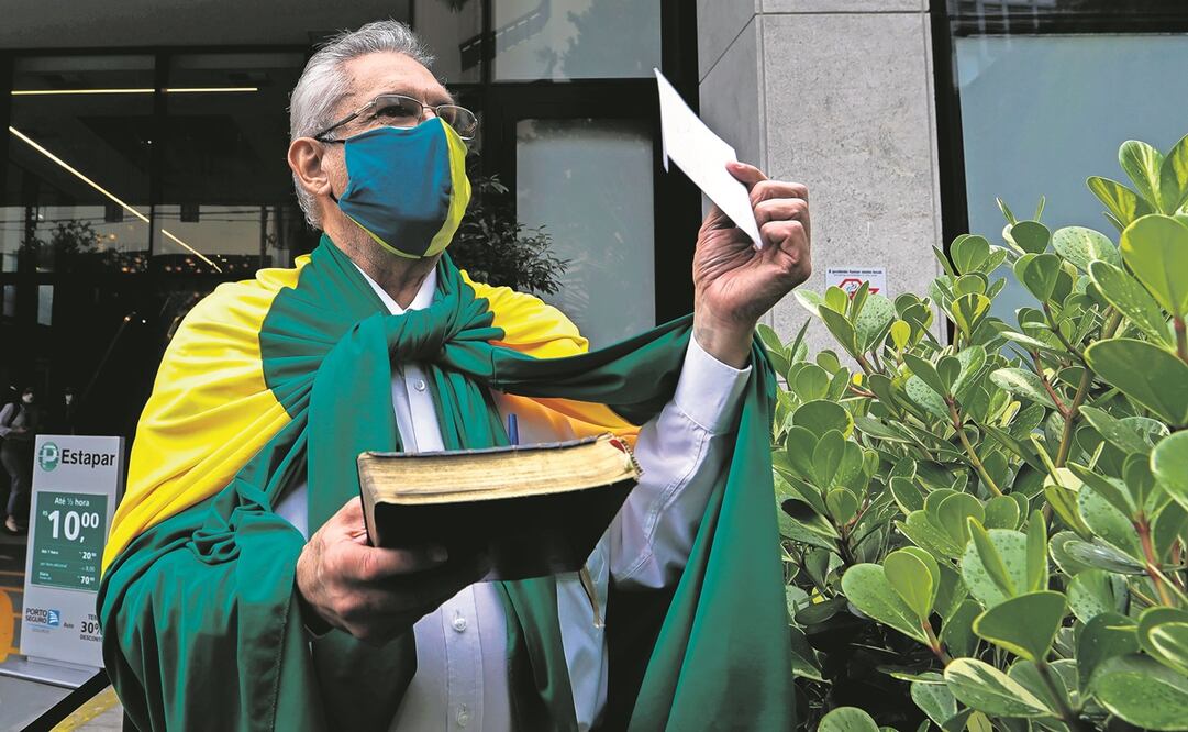 Antonio Ortega, partidario de Bolsonaro, reza por su salud. Foto: Marcelo Chello/ AP