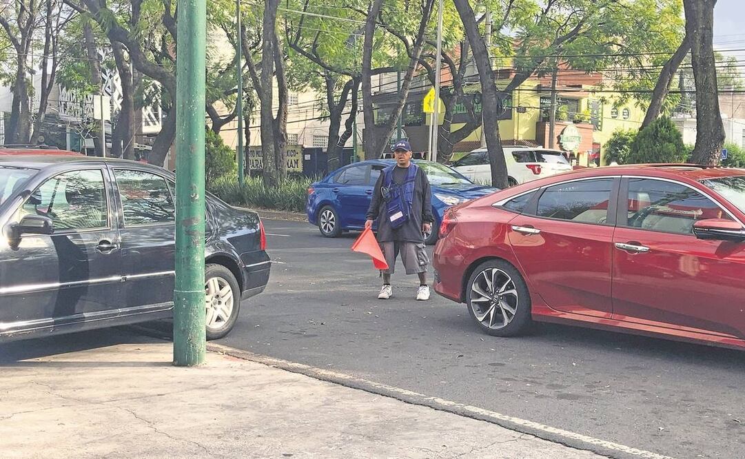 Este diario realizó un recorrido por calles de la colonia Doctores en donde detectó halconeo de los mismos “viene viene” para ubicar carros que buscan estacionarse. Foto: Germán Espinosa/ El Universal