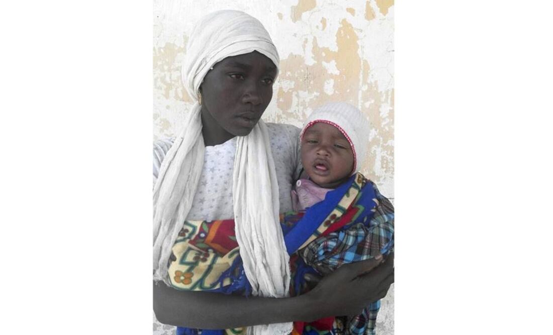 Rakiya Abubkar, una de las niñas secuestradas en la Escuela Chibok, junto a su bebé de seis meses de edad (Foto: EFE)
