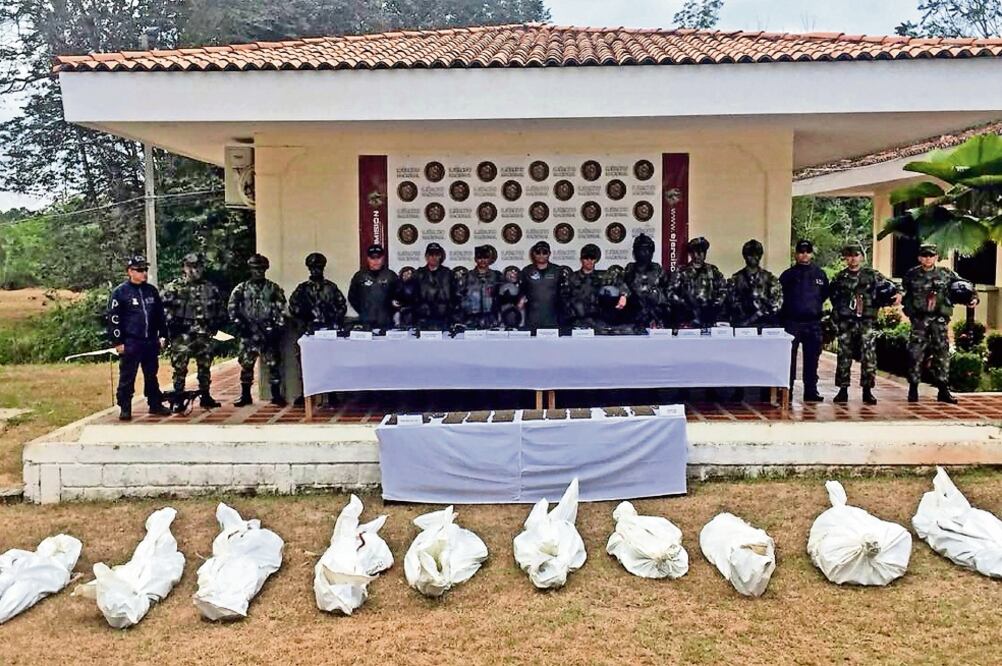 Soldados colombianos muestran los cuerpos de miembros de la guerrilla del ELN muertos durante una operación en el departamento de Antioquia en la que fueron decomisados fusiles, además de municiones (AFP)