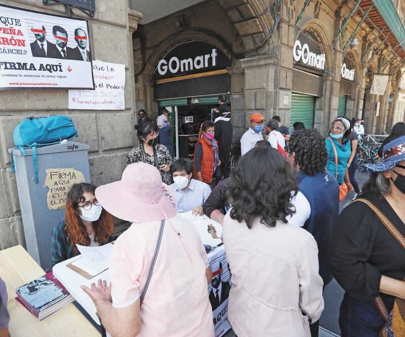 En el primer cuadro de la Ciudad, Morena instaló mesas para votar a favor del juicio a expresidentes. BERENICE FREGOSO. EL UNIVERSAL