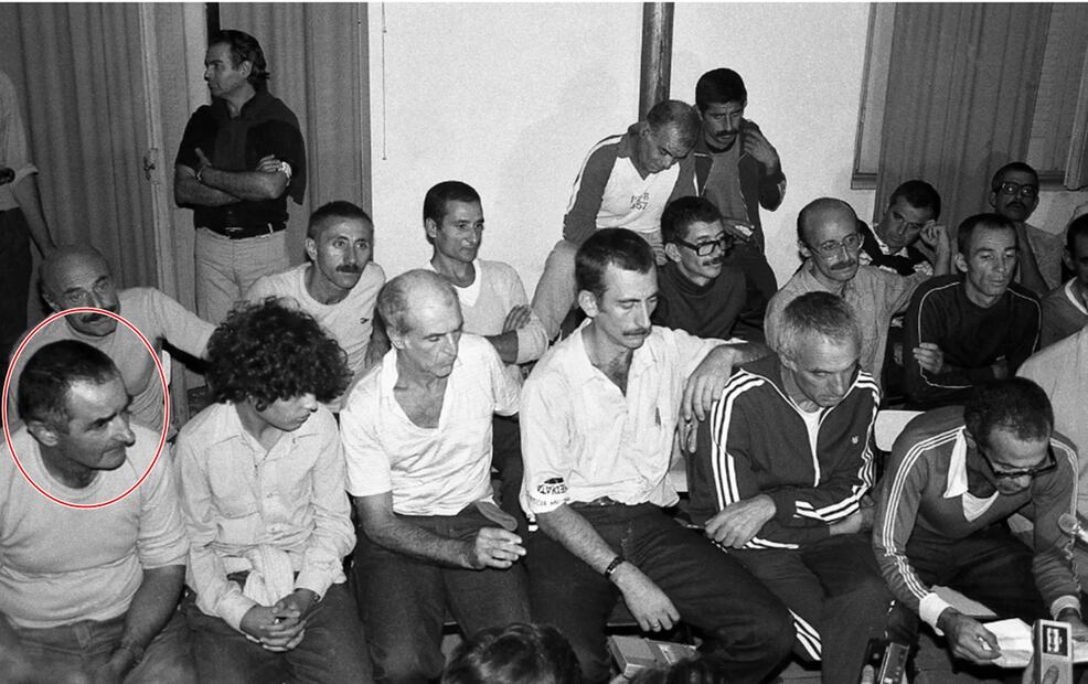 Ex miembros de la organización guerrillera del Movimiento de Liberación Nacional (MLN), incluido José Mujica (izq.), son vistos el día de su liberación como prisioneros políticos en Montevideo el 14 de marzo de 1985.