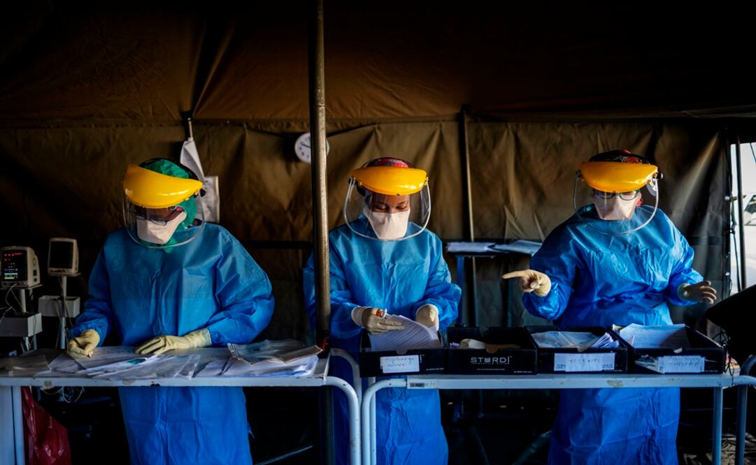 Health workers fill out documents before performing tests for COVID-19 coronavirus on other health workers at the screening and testing tents set up at the Charlotte Maxeke Hospital in Johannesburg - Photo: Michele Spatari/AFP