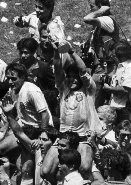 Del Maradona juvenil al último partido; reproducimos 11 notas históricas del "Pelusa"