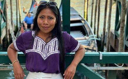 Yalitza Aparicio sorprende en minifalda tableada y bomber jacket