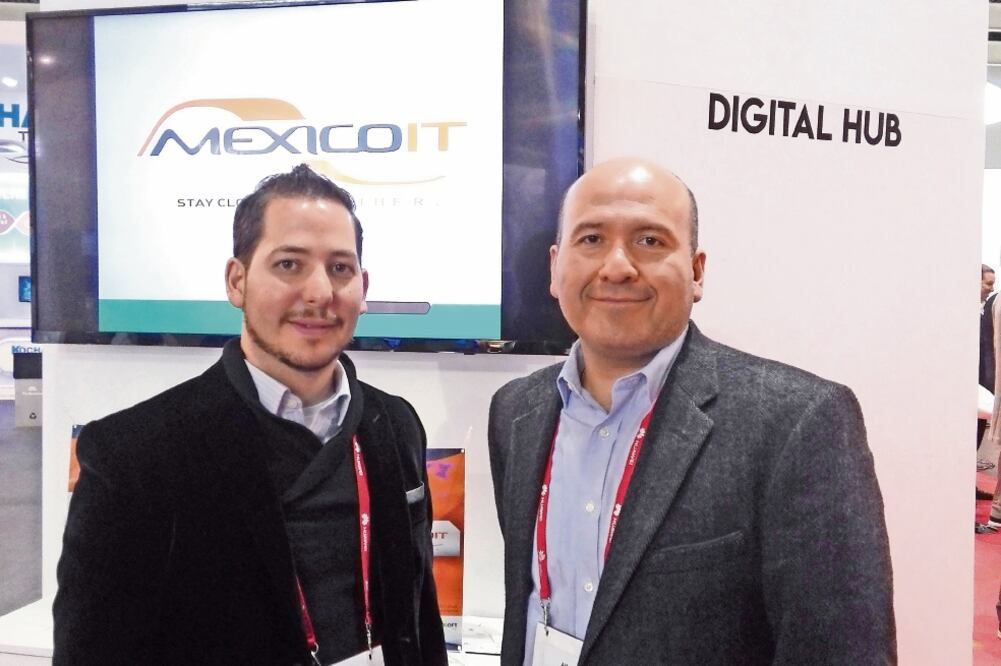 Gustavo Rivero, director de MéxicoIT, y Alfredo Pacheco, director general de la Canieti, en el MWC. (CARLA MARTÍNEZ. EL UNIVERSAL)