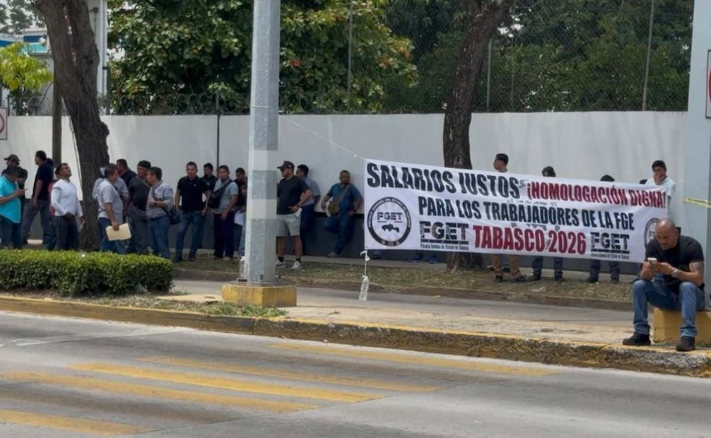 Trabajadores de la Fiscalía bloquean avenida en Tabasco; revisarán bajas por control y confianza.
Foto: Especial.