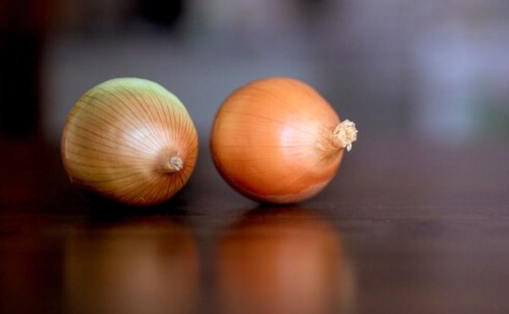 La cebolla tiene propiedades que ayudan a conservar la salud del cabello. Foto: Freepik