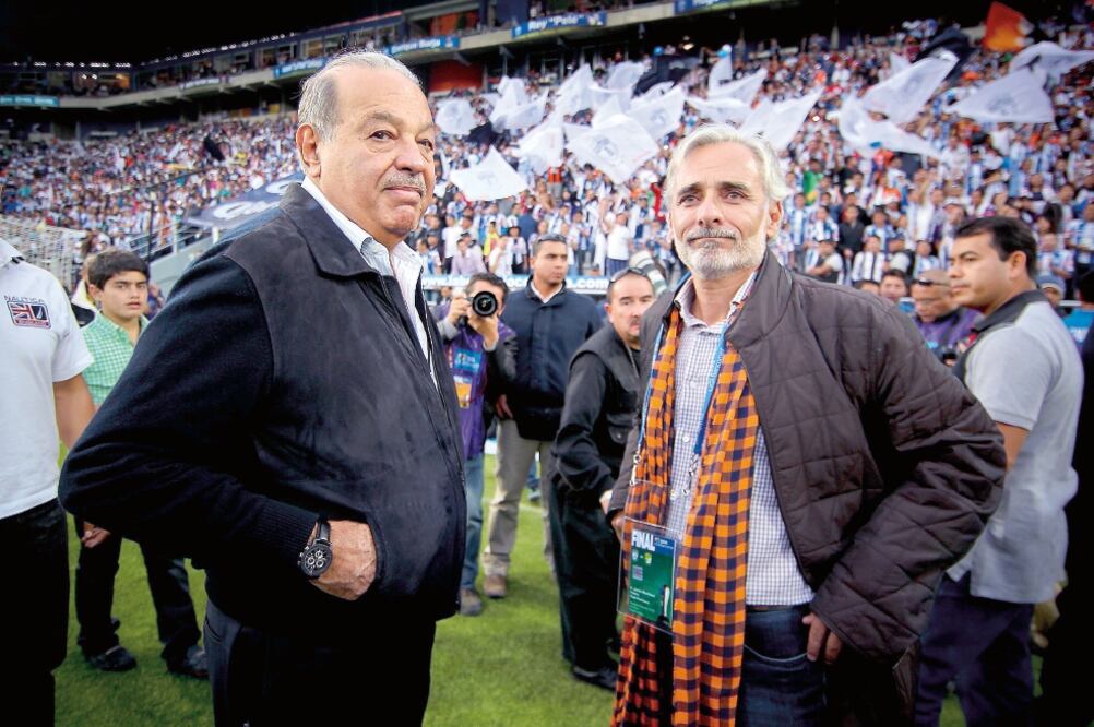 El empresario de telecomunicaciones y Jesús Martínez se agradecen (ARCHIVO. EL UNIVERSAL)