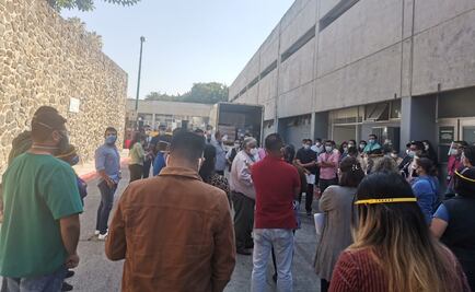 Protestan trabajadores del IMSS en Cuernavaca; exigen que les apliquen vacuna