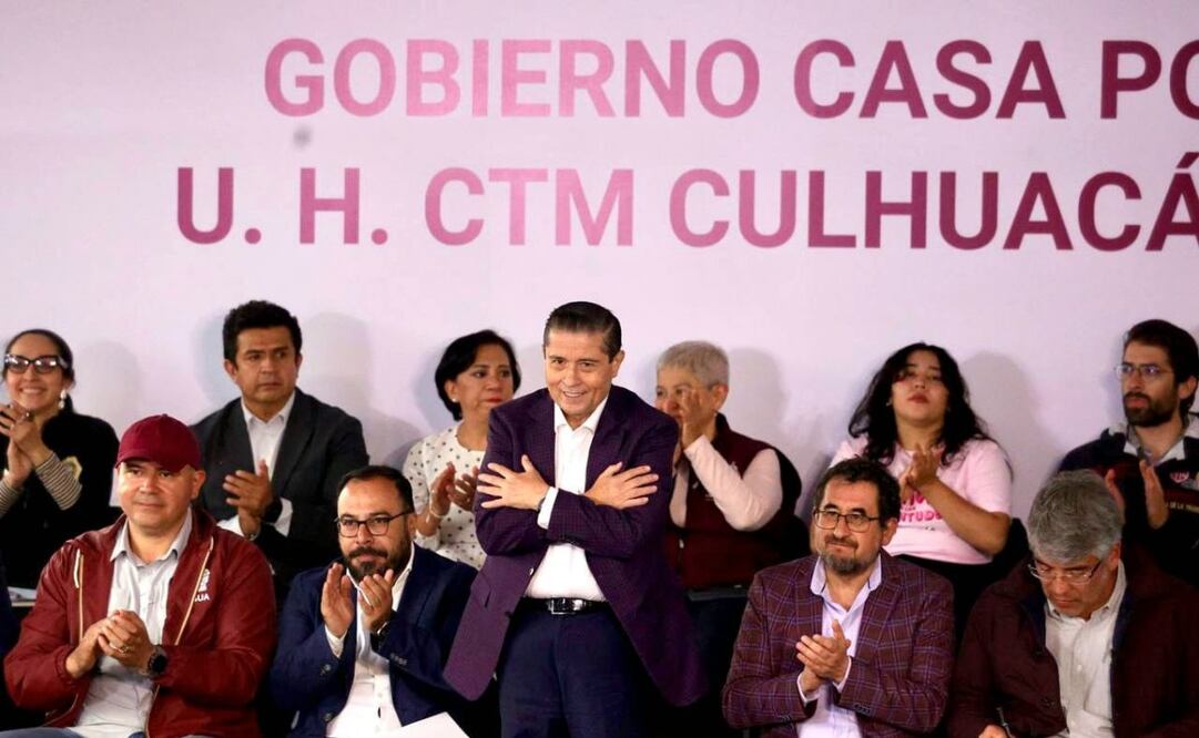 Giovani Gutiérrez, junto a lo secretarios de Gobierno, Atención Ciudadana, Obras, Vivienda y Cultura participaron en la jornada casa x casa. Foto: Especial.