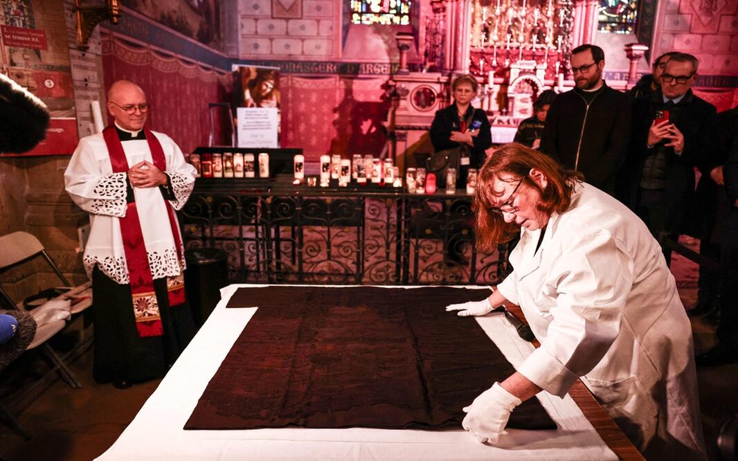 Santa túnica. Apenas visible al público, la prenda es objeto de una ceremonia cada medio siglo. Foto: AFP
