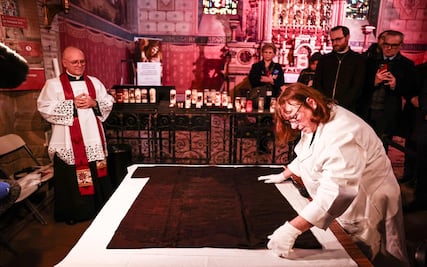 Semana Santa: La "Santa túnica" sale de su relicario en París; la prenda es objeto de una ceremonia cada medio siglo
