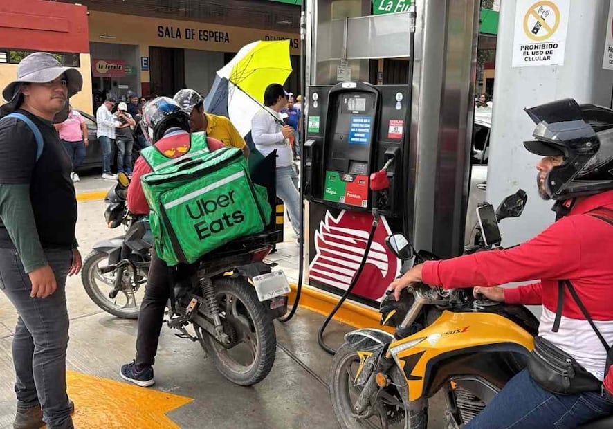 No se indicó la cantidad de gasolina que proporcionó al transporte público y vehículos particulares. Foto: Especial