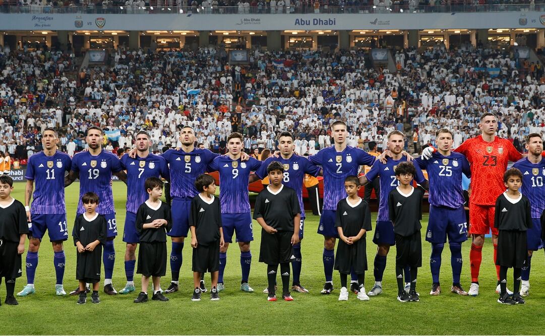 El once inicial de la albiceleste frente a Emiratos Árabes Unidos / Foto: EFE