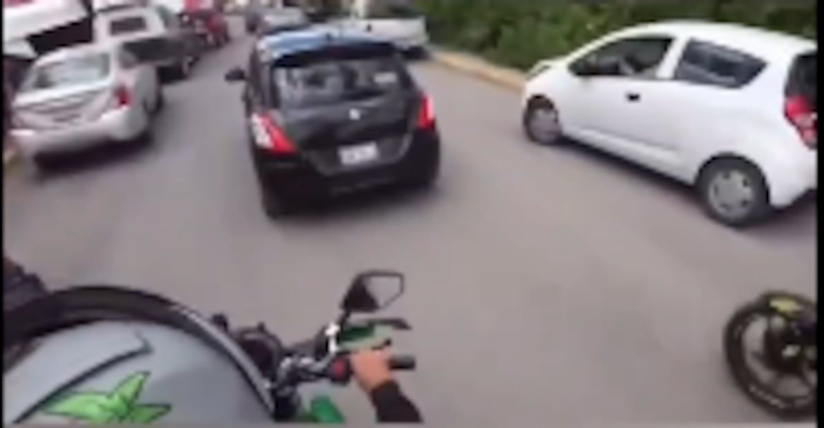 El video muestra una supuesta riña entre la moto y el auto calles antes del incidente. Foto: X