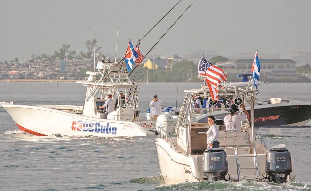 Cubano-estadounidenses salieron de Miami y planeaban acercarse a la costa de La Habana como una muestra de apoyo a las protestas en Cuba. Foto: Cristobal Herrera-Ulashkevich/ EFE.