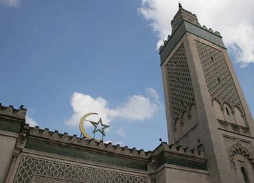 Aparecen varias cabezas de cerdo frente a mezquitas de París; abren investigación por incitación al odio