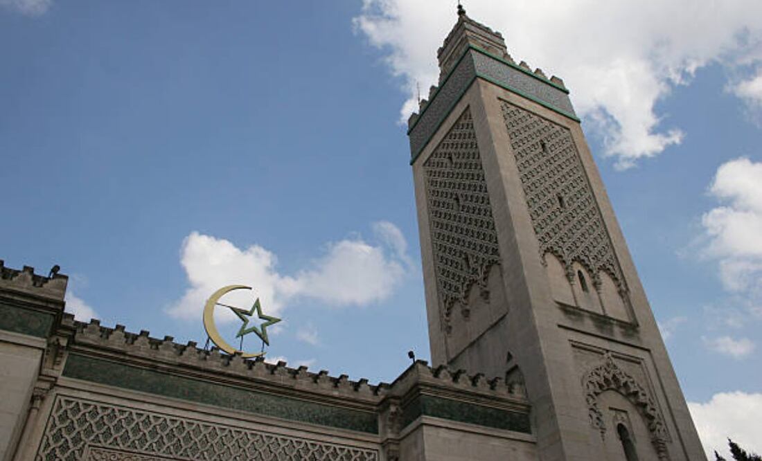 Las cámaras de videovigilancia permitieron identificar a un hombre de aspecto europeo, vestido de negro y con una mochila negra y una bolsa grande blanca, Foto: iStock