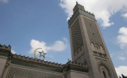 Aparecen varias cabezas de cerdo frente a mezquitas de París; abren investigación por incitación al odio