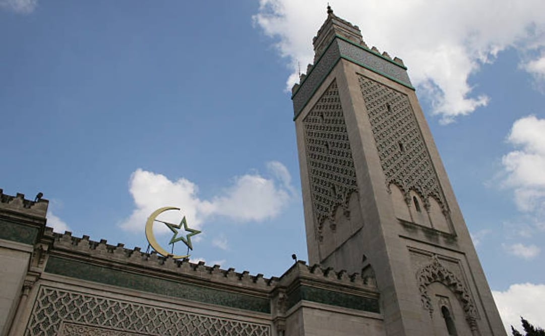 Las cámaras de videovigilancia permitieron identificar a un hombre de aspecto europeo, vestido de negro y con una mochila negra y una bolsa grande blanca, Foto: iStock