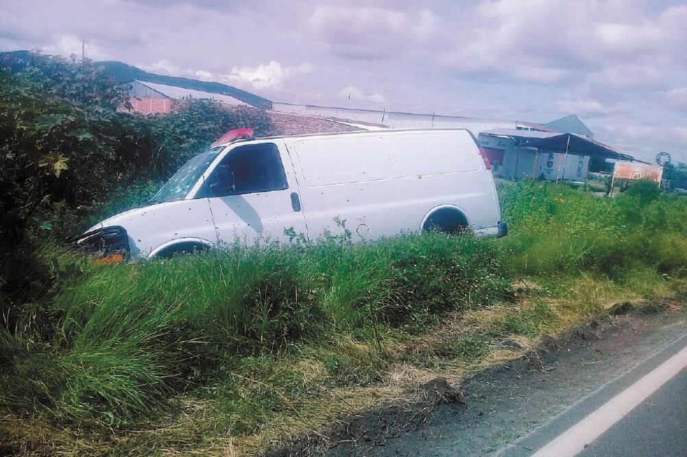 Los custodios se dirigían al Hospital General de Valle de Santiago en una camioneta blanca tipo Van, para relevar la guardia en la vigilancia de tres detenidos que recibían atención médica en ese lugar. Foto: SEMANARIO SIN CENSURA. CORTESÍA