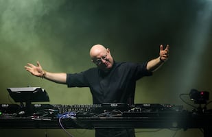 Sacerdote DJ reúne a miles de personas en Argentina; rinde homenaje al Papa Francisco por su aniversario luctuoso