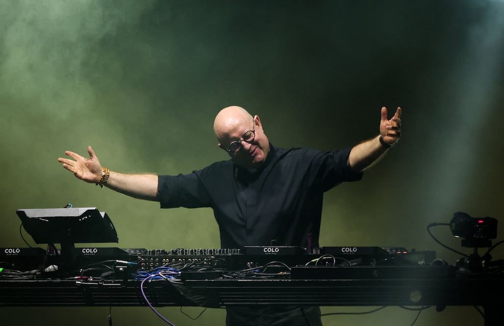 Padre Guilherme Peixoto tocando un set en Buenos Aires, en honor al papa Francisco.
Foto: AP / Rodrigo Abd