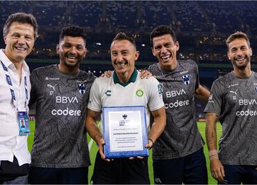 Rayados de Monterrey entrega reconocimiento a Andrés Guardado en su último partido como profesional